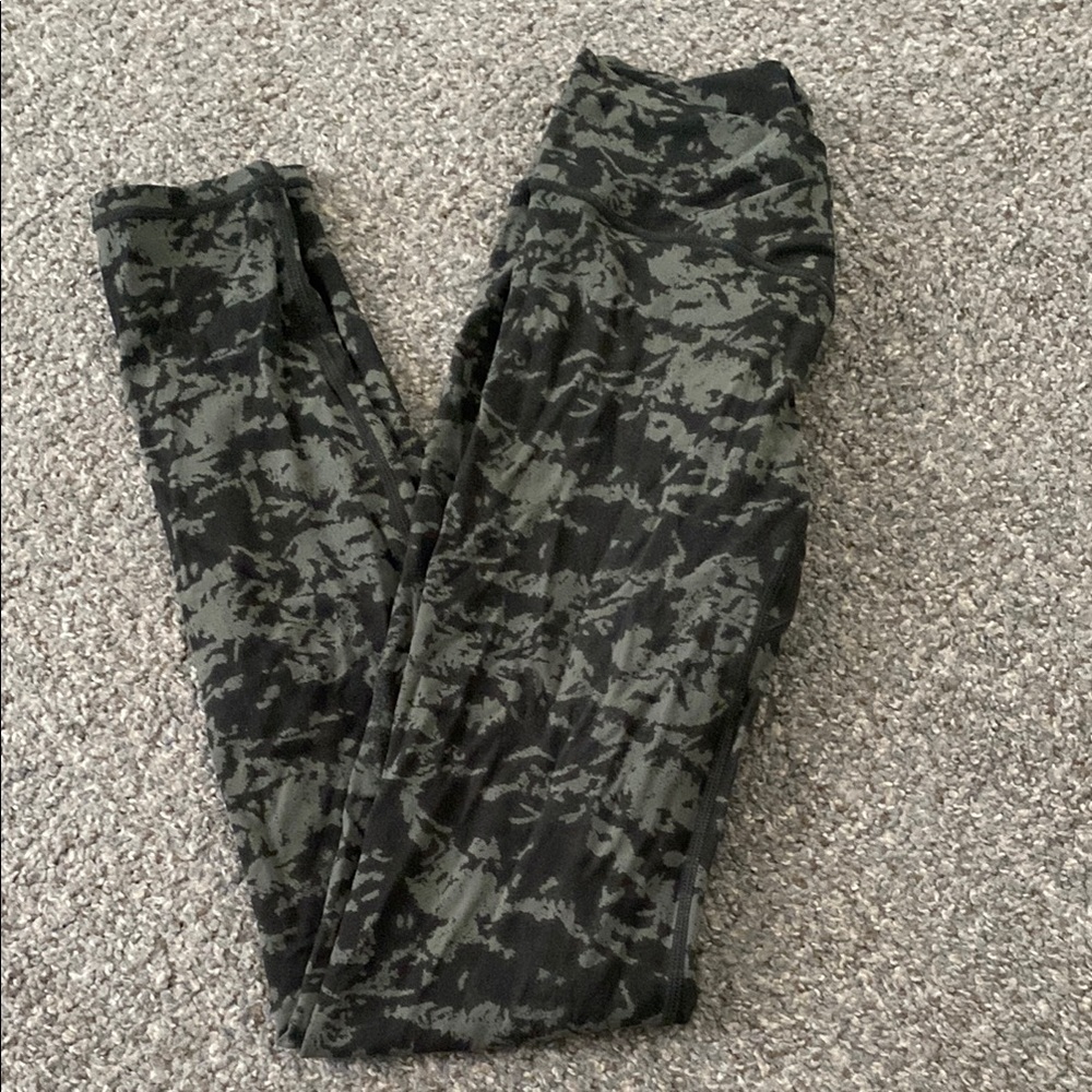 Violate the dresscode camo leggings size small